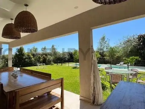 CASA DE 5 AMBIENTES - BARRIO CEIBOS PUERTOS DEL LAGO