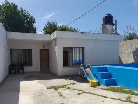 Casa en venta en Berisso con garage, patio y pileta.