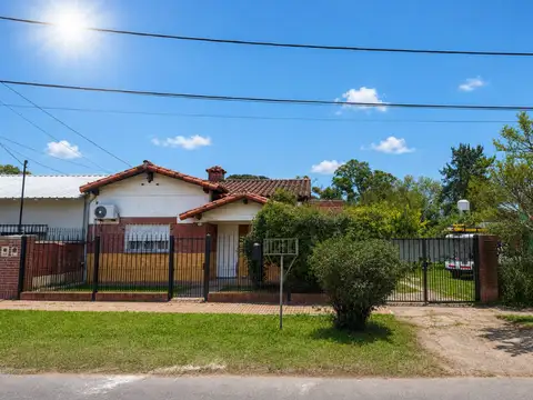 VENTA CASA 4 AMB QUINCHO LOTE HUDSON A REFACCIONAR