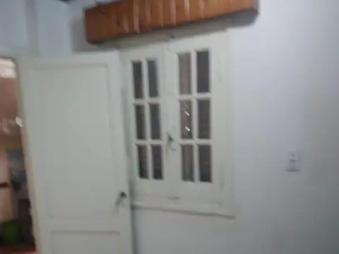 Ciudadela. Casa 2 amb. frente c/cochera y patio + 2 amb cont