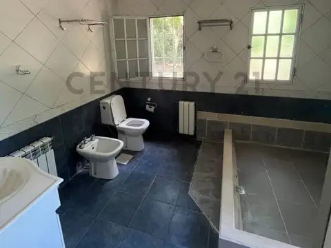 Casa 4 ambientes con 2 baños