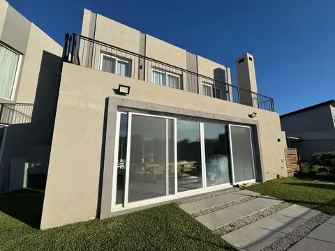 Casa en Alquiler con 2 cocheras