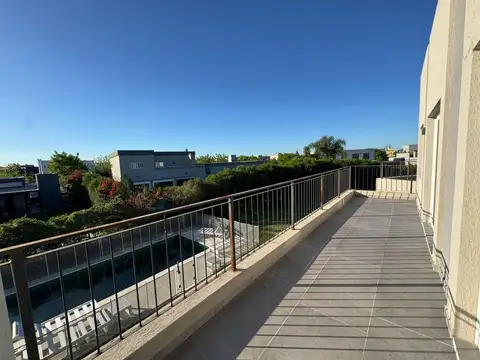 Casa en Alquiler con 2 cocheras