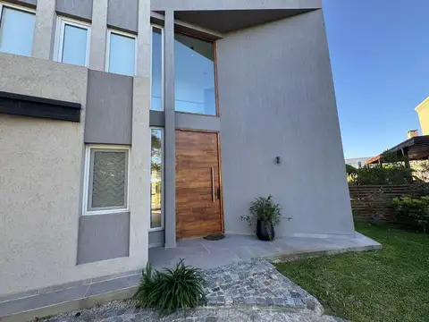 Casa 4 ambientes con 3 baños