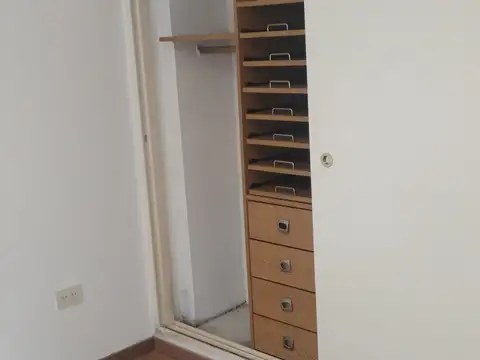 Excelente departamento de 2 ambientes con patio. Muy buena ubicacion