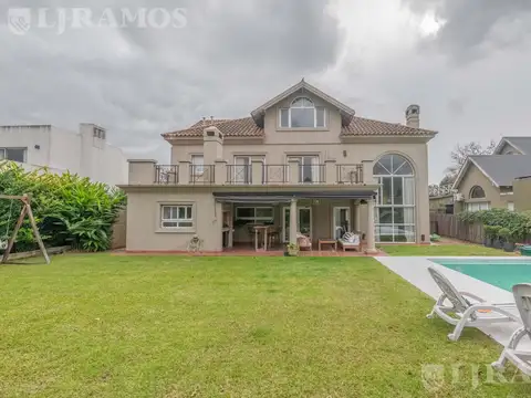 Casa 8 ambientes con 3 baños
