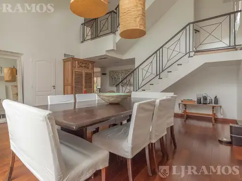 Casa en Venta con 6 cocheras