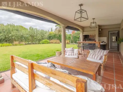 Casa en Venta con 2 cocheras