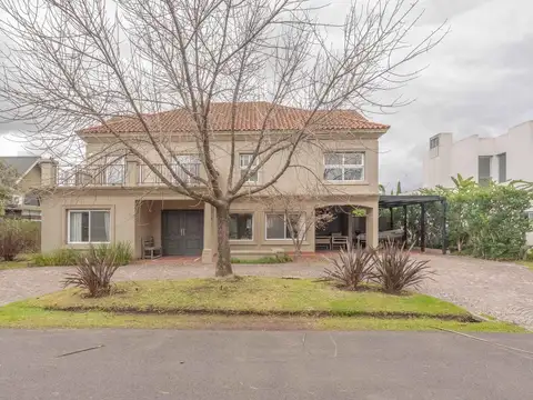 5 DORMITORIOS, ESCRITORIO, PLAYROOM y SERVICIO. LOTE INTERNO.