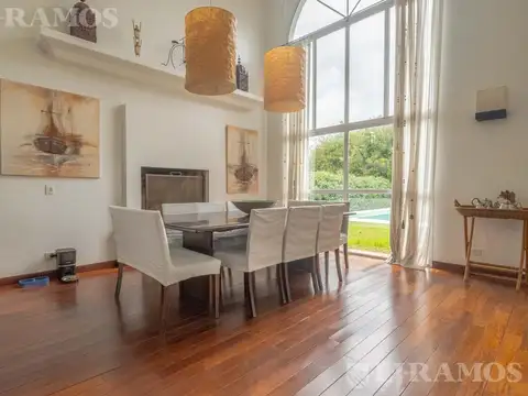 Casa 9 ambientes con 4 baños