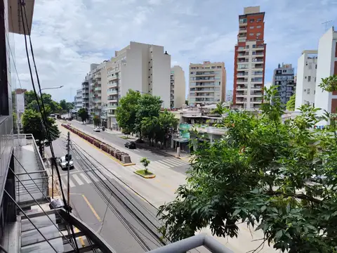 Monoambiente sobre avenida con vista abierta