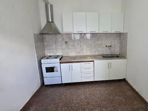MUY BUEN DEPARTAMENTO TIPO CASA 2 AMBIENTES CON PATIO PROPIO, POR PASILLO. MUY EXPENSAS BAJAS.