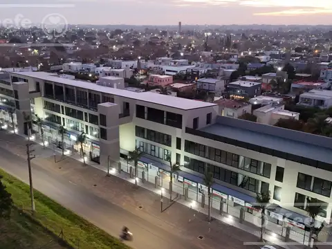 LOCAL COMERCIAL CON COCHERA - PASEO DE COMPRAS -  HUDSON - ZONA SUR- BERAZATEGUI