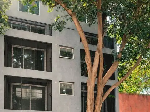 Excelente monoambiente divisible con patio a estrenar