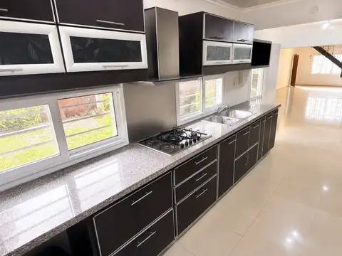 Casa de 5 ambientes en venta en Banfield c/ pileta