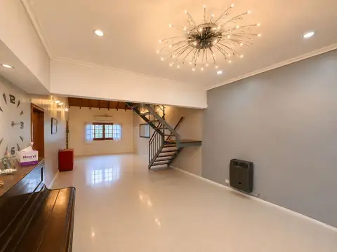 Casa en Venta con 2 cocheras