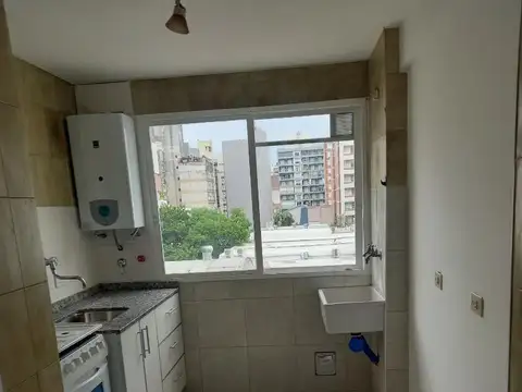 Cómodo departamento muy luminoso amplio balcón.