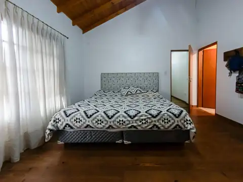 Casa 5 ambientes con 4 baños