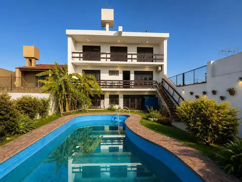 CASA 9 AMBIENTES VENTA HAEDO PARQUE PILETA JARDIN