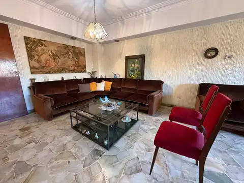 Casa 9 ambientes con 2 baños