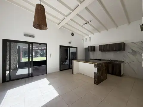 Casa 5 ambientes con 2 baños