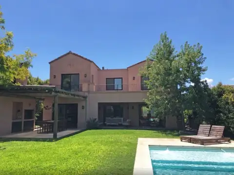 Casa 4 ambientes con 3 baños