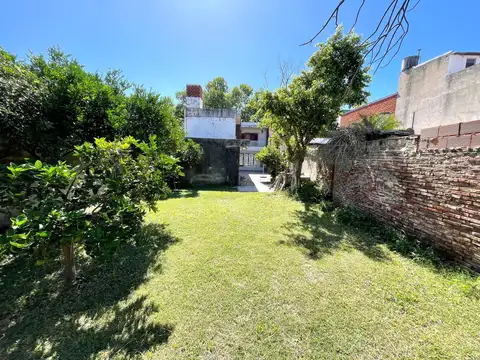 Venta - Casa 3 dormitorios cochera y patio verde en Echesortu 