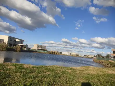 Venta de lote a laguna en oportunidad