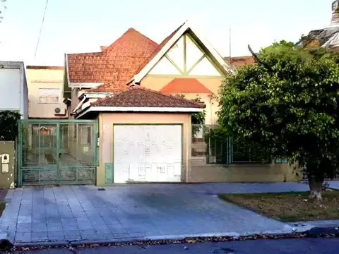 CASA AL FRENTE EN PH, EXCELENTE ESTADO 2 DORMIT. CON COCHERA, PATIO, JARDIN