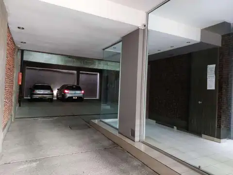 Amplia cochera cubierta en planta baja sin rampa