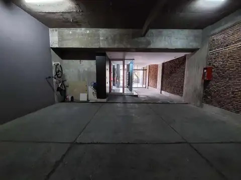 Amplia cochera cubierta en planta baja sin rampa