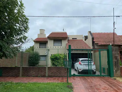 Casa 4 habitaciones con quincho y pileta en venta