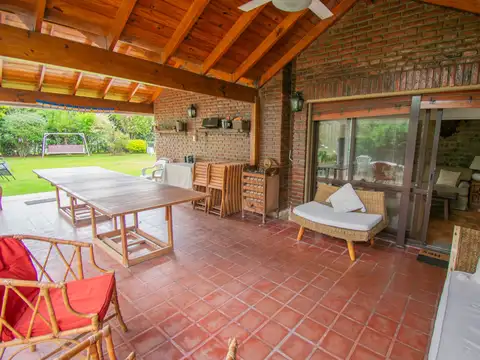 Casa en Venta con 4 cocheras