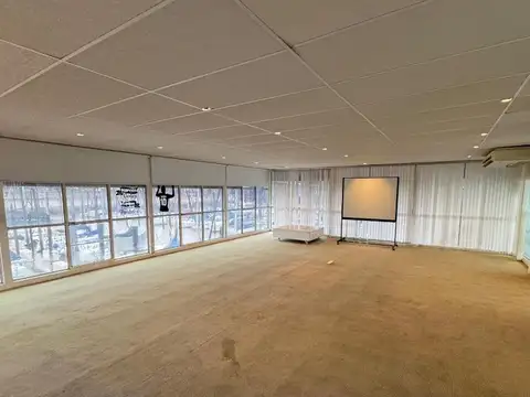 Oficina en Alquiler con 5 cocheras