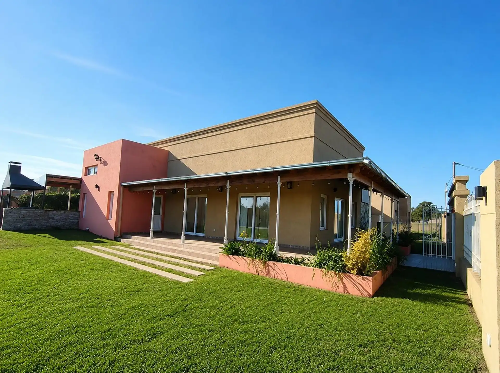 Salón de Eventos con Piscina, Parque y Vivienda en Gardey