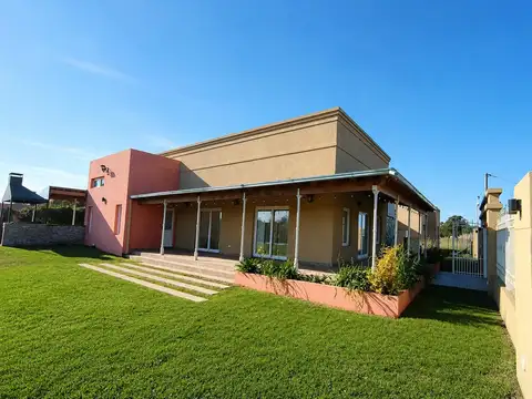 Salón de Eventos con Piscina, Parque y Vivienda en Gardey.