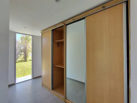 Casa en Alquiler con 2 cocheras