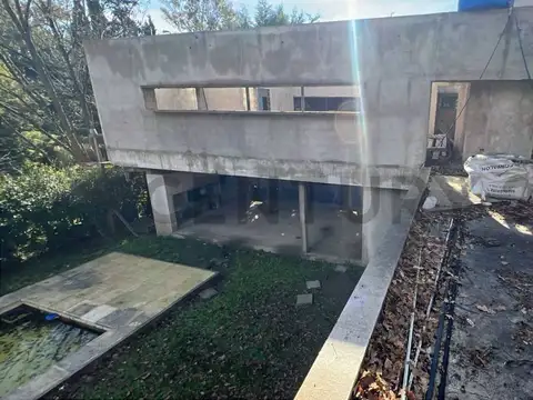 Casa 8 ambientes con 2 baños