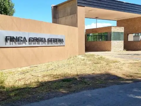 VENTA CASA de tres dormitorios en B° FINCA COSTA SERENA