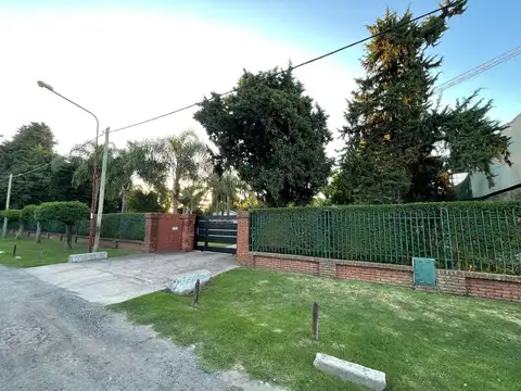 Casa Quinta 5 Amb c/Pileta 355 m² Cub en Lote 3.557 m² - Villa Luzuriaga