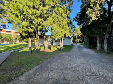 Casa Quinta 5 Amb c/Pileta 355 m² Cub en Lote 3.557 m² - Villa Luzuriaga