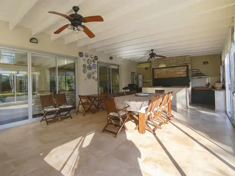 Casa en Alquiler con 9 cocheras