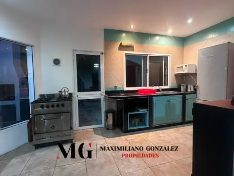 Casa 4 ambientes con 2 baños
