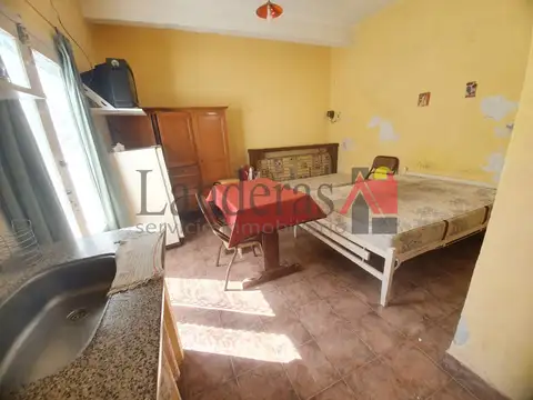 - VENTA EN BLOCK - Casa 2 amb. + 2 deptos Monoamb. - Lote Propio