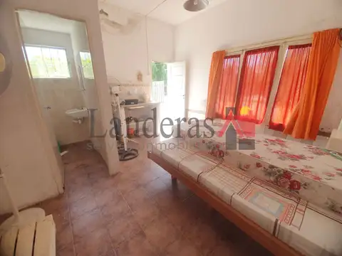 - VENTA EN BLOCK - Casa 2 amb. + 2 deptos Monoamb. - Lote Propio