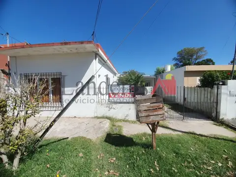 - VENTA EN BLOCK - Casa 2 amb. + 2 deptos Monoamb. - Lote Propio