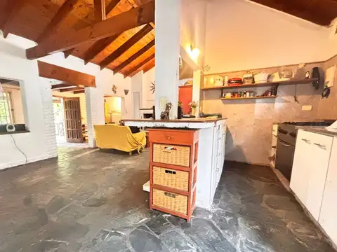 VENTA CASA 4 AMBIENTES CON EXCELENTE UBICACION