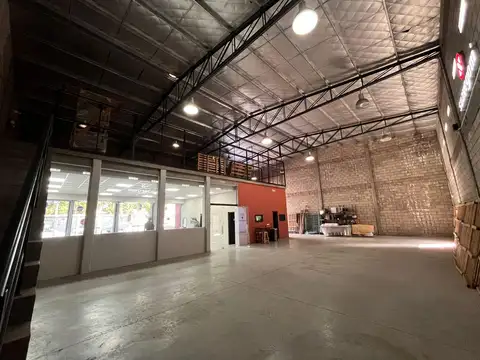 Deposito con importante vidriera comercial.