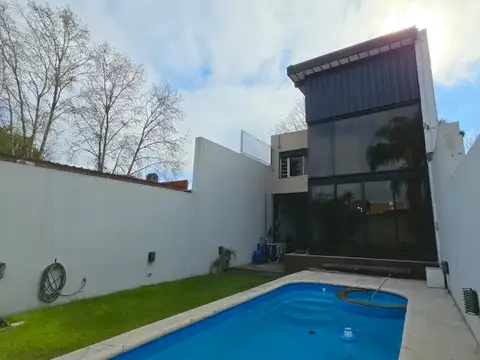 Casa en venta 4 ambientes con cochera, jardín y piscina - Villa Ballester - APTO CRÉDITO