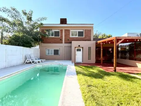 CASA EN VENTA CITY BELL - 4 DORMITORIOS.